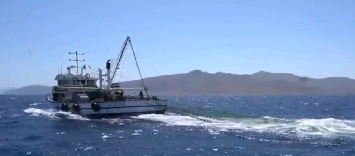 Συνεχίζουν τις προκλήσεις οι Τούρκοι: Ψαρεύουν παράνομα σε απόσταση αναπνοής από τη Λέρο